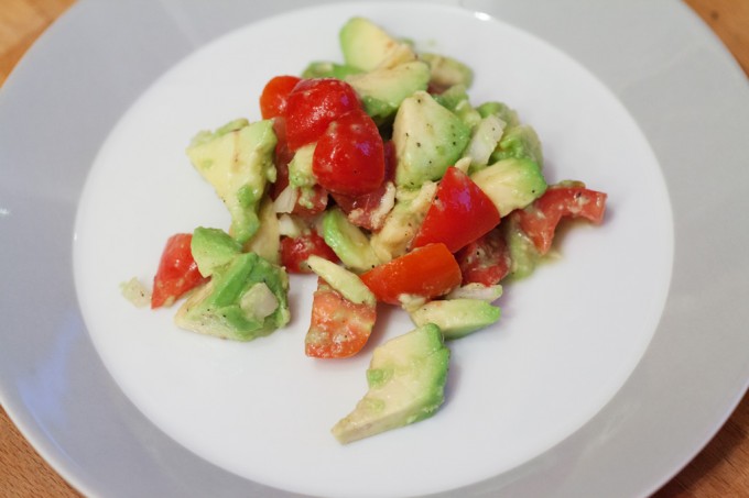 Avocadosalat mit Tomaten als leckerer kleiner Snack oder Vorspeise bzw. als Beilage.
