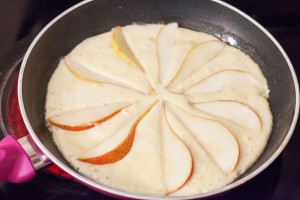 Birnenpfannkuchen werden in der Pfanne gebacken bis der Rand fest ist dann kommen sie in den Ofen.