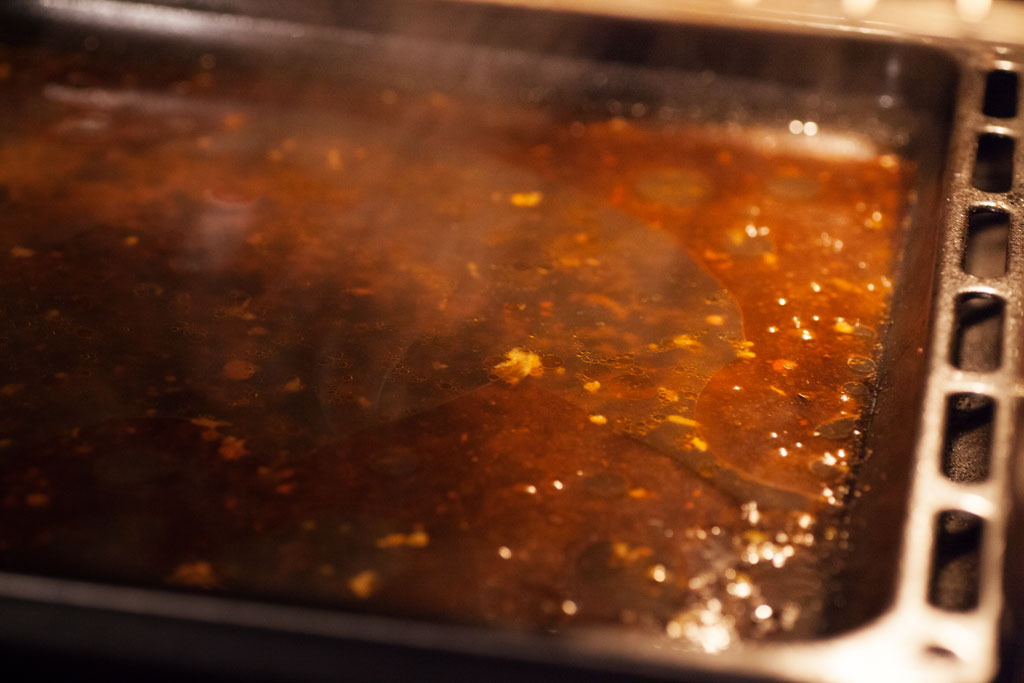 Bratensaft, Marinade und Fett verbinden sich auf dem Backblech zu einer würzigen selbstgemachten Sauce.