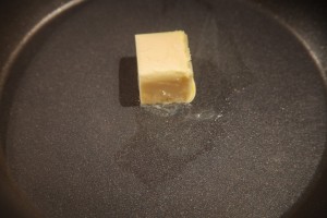Butter wird in der Pfanne geschmolzen