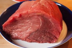 Das Rindfleisch für den Rinderschmorbraten wird mit Küchenkrepp trocken getupft.