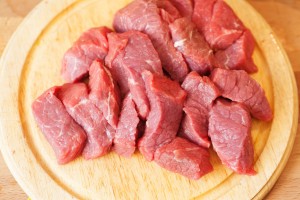 Das Rindfleisch wird in nicht zu kleine Stücke geschnitten große Fettränder werden abgeschnitten.