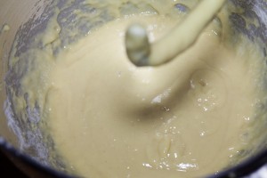 Den Nudelteig für Wickelklöße erst etwas flüssiger anrühren und dann nach und nach Mehl zugeben, bis eine feste Konsistenz entsteht.