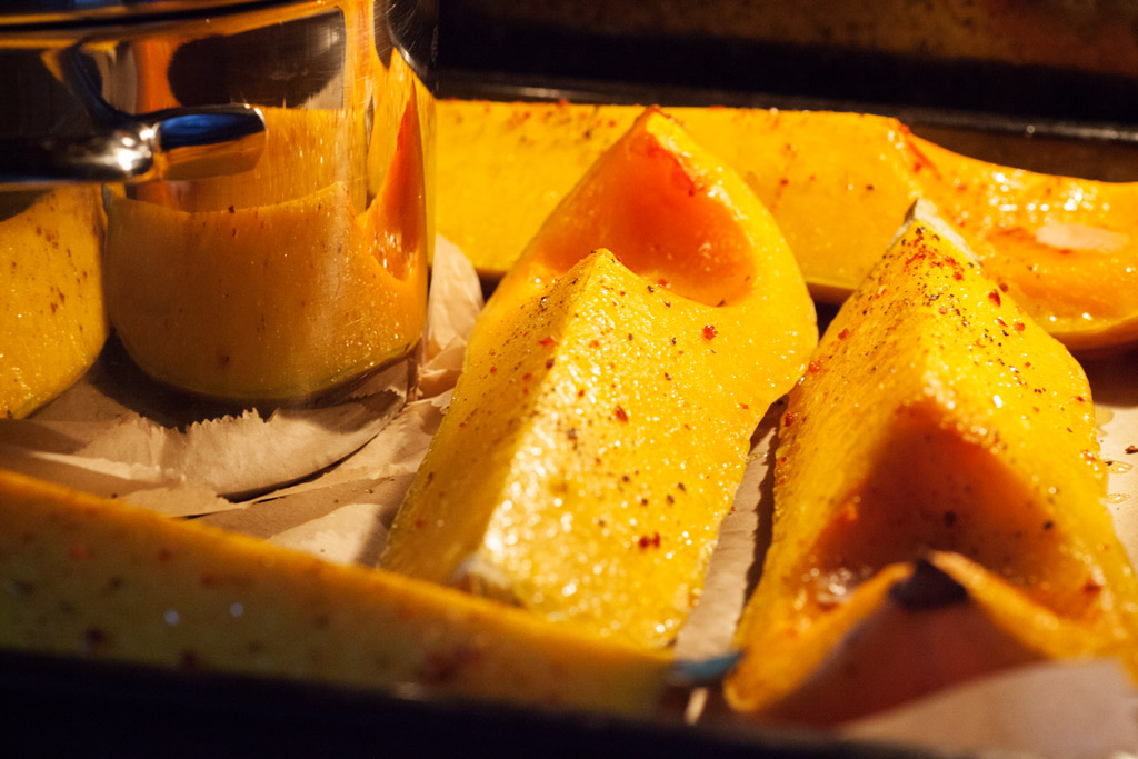 Der Butternusskürbis kann auch einfach mit einem Schmorgericht zusammen im Ofen gegart werden.