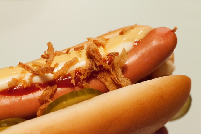 Der Hot Dog ist fertig zum Reinbeißen. Vorsicht: kleckern ist sehr wahrscheinlich!