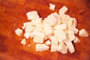 Der Mozzarella muss abtropfen und wird dann in ungefähr 1 cm große Stücke geschnitten.