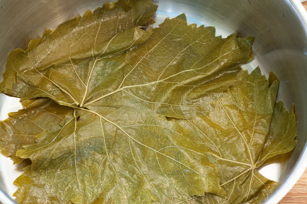 Weinblätter mit Reisfüllung - vegane gefüllte Weinblätter - Sarma ...