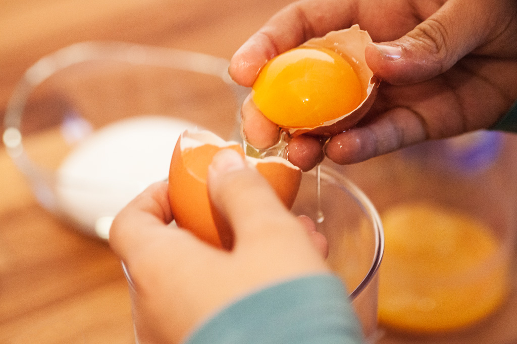 Die Eier trennt man am besten indem das Eigelb in einer Hälfte der Schale gehalten wird und das Eisweiß abtropft.