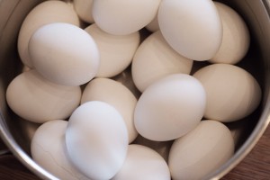 Die Eier werden zuerst in einem Topf in kochendem Wasser hart gekocht.