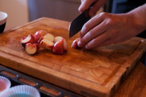 200 g der Pfirsiche werden in kleine Stücke geschnitten.