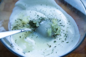 Die Joghurt-Minze-Sauce wird mit Zitronensaft und Zucker abgeschmeckt.