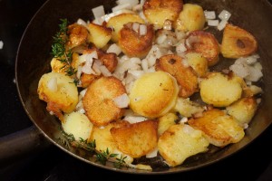 Die Kartoffeln werden erst gewendet, wenn die Unterseite kross und braun gerbraten ist.