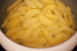 Die Kartoffelstücke fuer selbstgemachte Chips müssen vorgekocht werden.