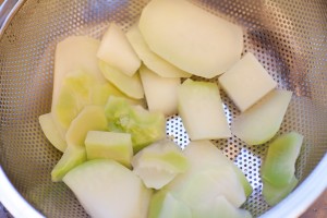 Die Kohlrabi wird für den Salat ebenfalls gekocht sie sollte nach dem Kochen noch bissfest sein.