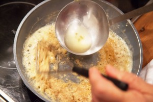 Die Mehlschwitze wird mit Brühe vom Grünkohl zubereitet, dadurch wird der Geschmack intensiver.