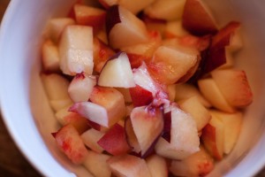 Die Pfirsiche sollten in 1-2 cm große Stücke geschnitten werden.
