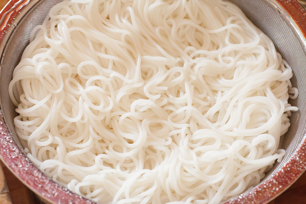 Die Reisnudeln werden nach dem Garen kalt abgespült um ein Zusammenkleben der Nudeln zu verhindern.
