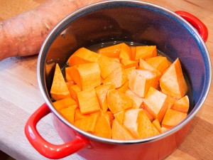 Die Süßkartoffel wird kleingeschnitten mit ein wenig Wasser gekocht.