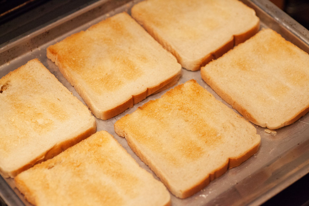 Die Toastscheiben für Toast Hawaii werden vorab geröstet, entweder im Ofen oder einfach im Toaster.