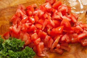 Die Tomaten werden für das einfache Omelette in kleine Stücke geschnitten.