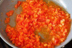 Die Tomatenstücke werden bei mittlerer Temperatur in der Pfanne gegart, bis sie komplett zerfallen.