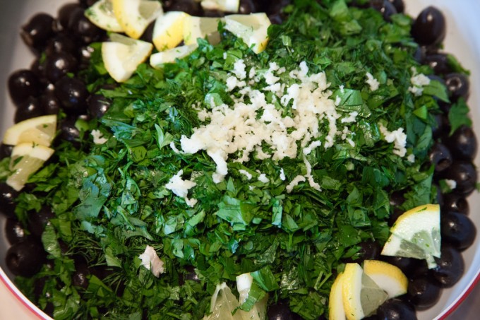 Eingelegte schwarze Oliven mit frischem Dill und Petersilie ...