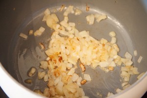 Die Zwiebeln werden ein wenig länger gebraten als üblich, dies gibt der Linsensuppe sehr lecker Röstaromen.