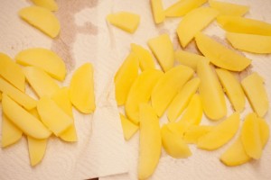 Die blanchierten Kartoffelstücke für Chips trockentupfen damit das Öl nicht zu hoch schäumt.