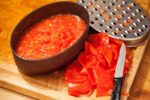 Die geriebenen Tomatenstücke werden beiseite gestellt, die Tomatenschalen werden nicht verwendet