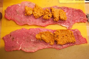 Die klassische Rinderrouladenfüllung wird einfach auf das Rouladenfleisch gestrichen.