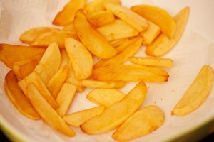 Die selbstgemachten Chips sollten innen weich und aussen hell gebräunt und leicht kross sein.
