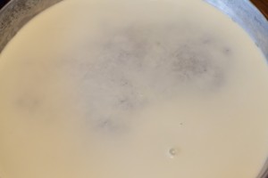 Joghurt-Ei-Mischung im Tepsi