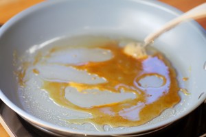 Ein Esslöffel Wasser hilft den Zucker gleichmäßiger zu bräunen: unverbranntes Karamell.