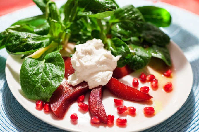 Feldsalat mit Ziegenfrischkäse und Portweinbirne dazu frische Granatapfelstücke.