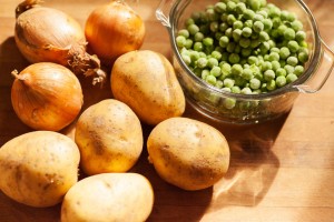 Für Sulu Köfte verwendet man als Gemüse Kartoffeln, Zwiebeln und Erbsen.