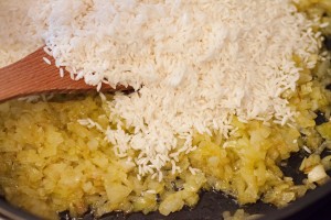 Für die Reisfüllung werden Zwiebeln gedünstet und mit dem Reis gegart.