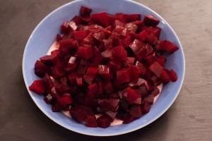 Für die Rote-Bete-Suppe können rohe oder vorgekocht vakuumierte Rote Bete verwendet werden.