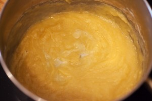 Für die weiße Sauce wird Butter mit Mehl zu einer Mehlschwitze verarbeitet.