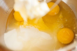 Für den Rührteig wird zuerst Ei mit Zucker, Salz und Butter schaumig gerührt.