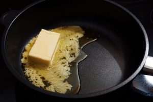 Für die Chili-Butter wird die Butter in einer Pfanne geschmolzen.