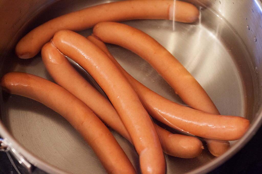 Hot Dogs Wiener Würstchen im Brötchen mit Röstzwiebeln und