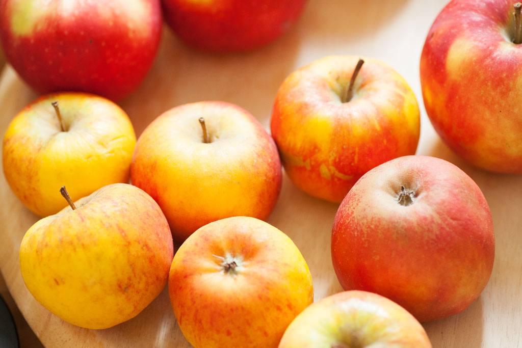 Für diese Menge Rührteig werden ungefähr 10 mittelgroße Äpfel verwendet.