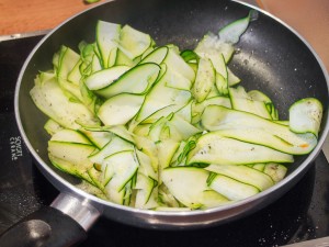 Gewürzt werden die Zucchinischeiben mit Pfeffer, Salz und frischem Knoblauch.