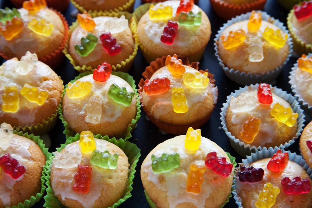 Gummibärchen Muffins: zum Festkleben der Gummibärchen wird Zuckerguss verwendet.