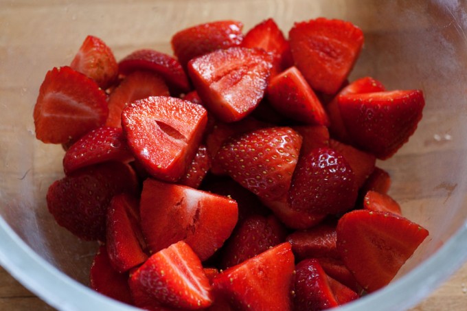 Erdbeer-Tiramisu mit frischen Erdbeeren und Amaretto - Kochfaszination.de