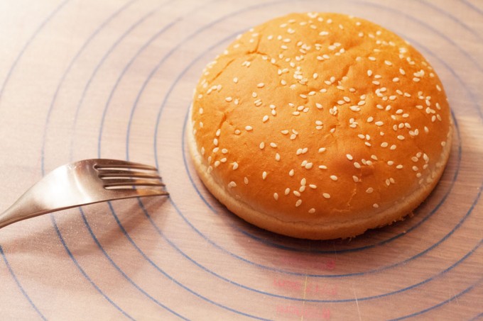 Selbstgemachte Hamburger und Cheeseburger mit Hamburger-Buletten aus ...