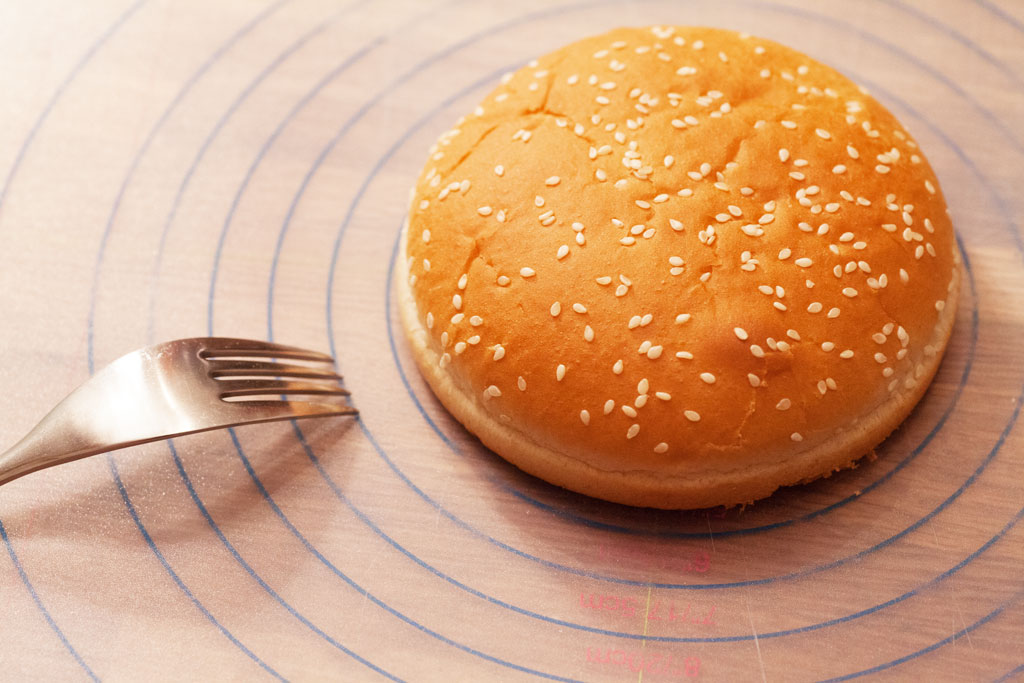 Selbstgemachte Hamburger und Cheeseburger mit Hamburger-Buletten aus ... Selbstgemachte Hamburger und Cheeseburger mit Hamburger-Buletten aus ...