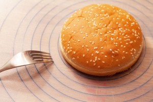 Hamburgerbrötchen gibt es in verschiedenen Größen. Die Buletten sollten etwa 1 cm größer sein.