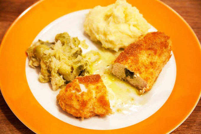 Hühnchen Kiew mit Rosenkohl und selbstgemachtem Kartoffelpüree ...