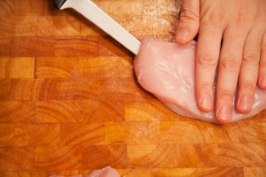In die Hühnerbrust wird mit einem scharfen Messer eine Tasche geschnitten.